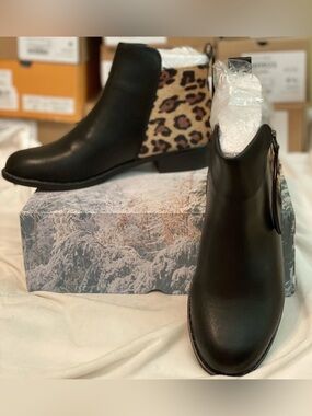 Women's Black Ankle Boots with Leopard Panel Size 7.5 NIB